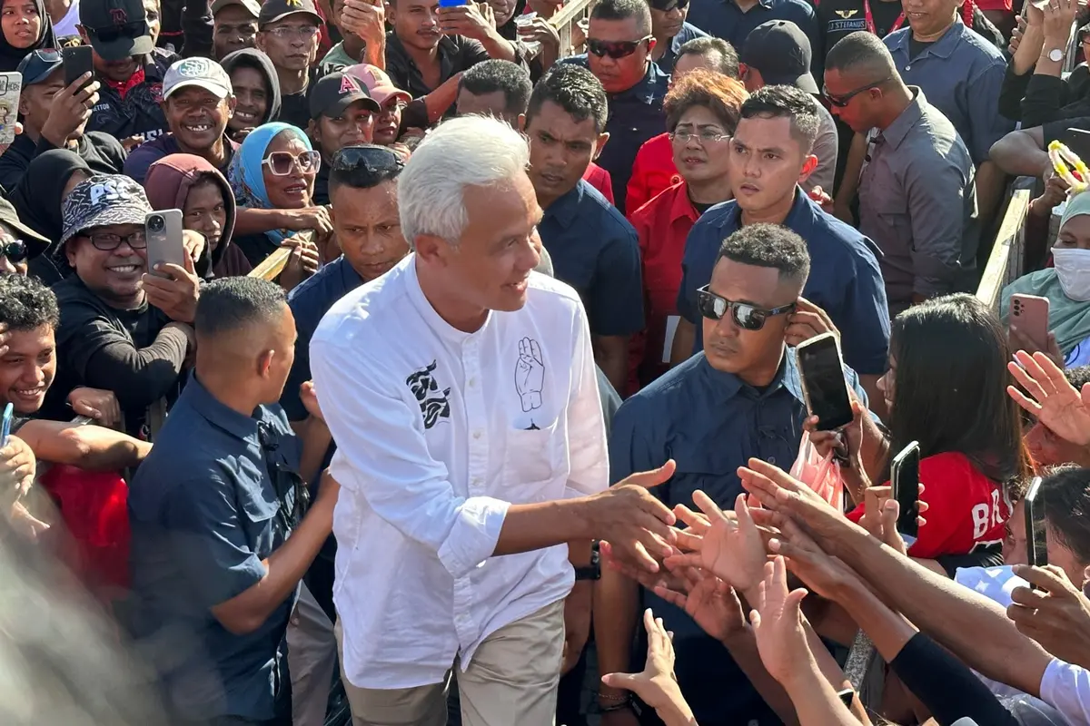 Calon presiden nomor urut 3 Ganjar Pranowo saat kampanye di Kota Ambon, Maluku, Senin (29/1/2024). (Liputan6.com/Nanda Perdana Putra)