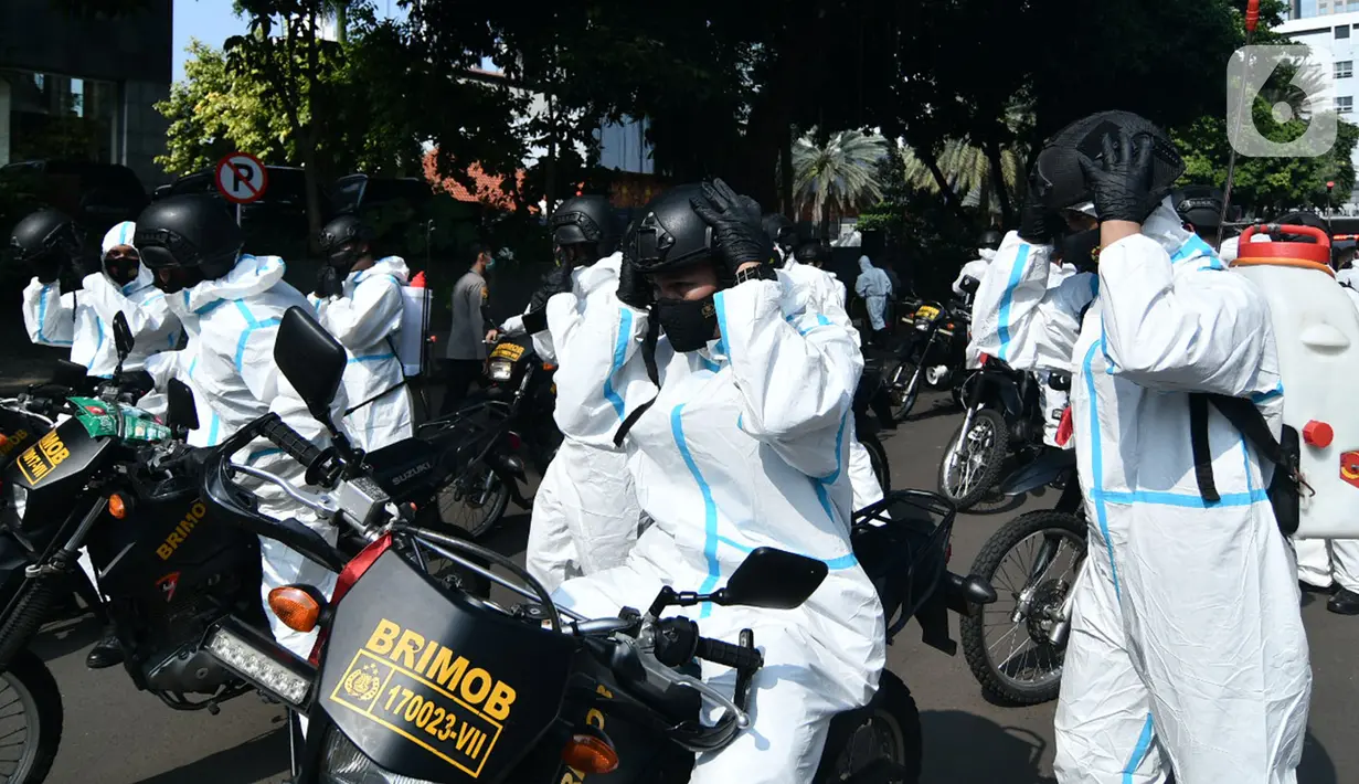 Tim pemburu Covid-19 saat acara pelepasan di Polda Metro Jaya, Jakarta, Senin (7/6/2021). Pembentukan dan pelepasan tim pemburu Covid-19 guna membantu masyarakat serta daerah yang terdapat penyebaran dan peningkatan kasus Covid-19 usai libur lebaran di ibu kota DKI. (Liputan6.com/Herman Zakharia)
