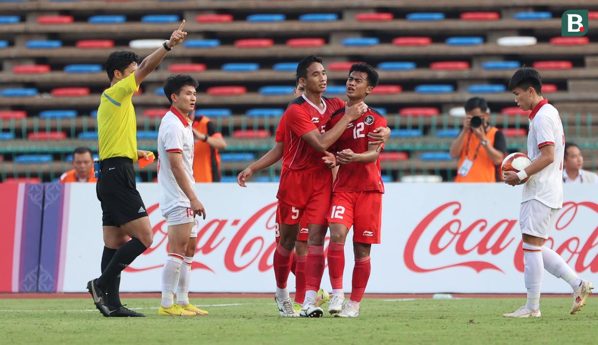 <p>Pemain Timnas Indonesia U-22, Pratama Arhan (tengah kanan) diganjar kartu merah oleh wasit pada laga semifinal sepak bola SEA Games 2023 melawan Timnas Vietnam U-22 di Olympic Stadium, Phnom Penh, Kamboja, Sabtu (13/05/2023). (Bola.com/Abdul Aziz)</p>