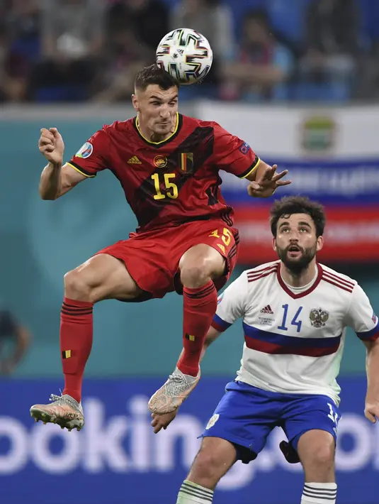 Gelandang timnas Belgia, Dries Mertens dan bek Rusia, Georgi Dzhikiya bersaing pada Matchday 1 Grup B Euro 2020 di Stadion Saint-Petersburg, Minggu (13/6/2021) dini hari WIB. Rusia berhasil mengandaskan Rusia 3-0 dengan dua gol dari Romelu Lukaku. (AP Photo/Kirill Kudryavtsev, Pool)