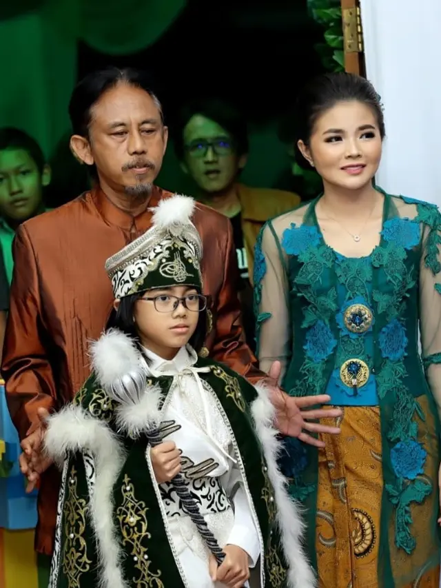 Jarang Terekspos, Ini 7 Potret Epy Kusnandar dan Keluarga Kecilnya