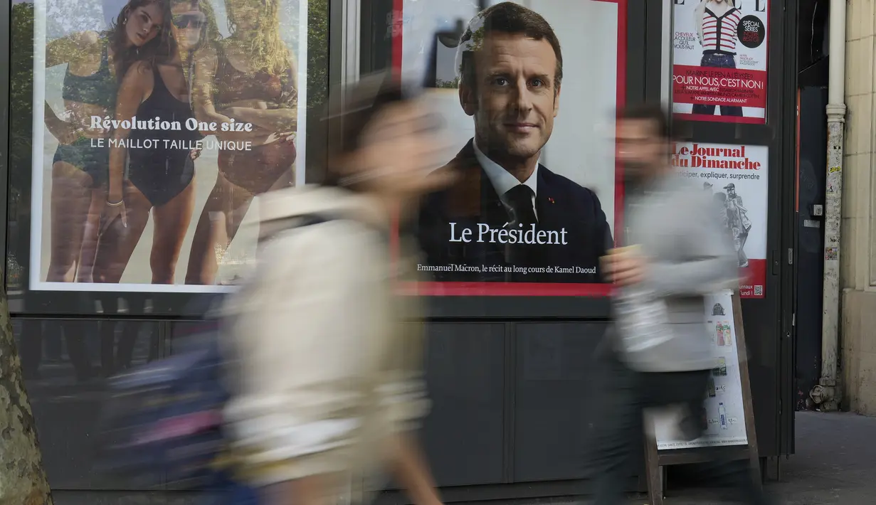 <p>Sebuah potret halaman depan Presiden Emmanuel Macron ditampilkan di sebuah stand berita, di Paris, Prancis, Senin (25/4/2022).&nbsp; Emmanuel Macron akhirnya berhasil memperpanjang masa jabatannya sebagai Presiden Prancis hingga lima tahun ke depan pada hari Minggu, setelah mengalahkan kandidat dari partai sayap kanan Marine Le Pen. (AP Photo/Francois Mori)</p>