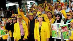 Keluarga besar Univesitas Indonesia mendatangi kantor KPK, Jakarta, Rabu (18/2/2015). Kedatangan mereka sebagai bentuk dukungan kepada KPK (Liputan6.com/Faisal R Syam)