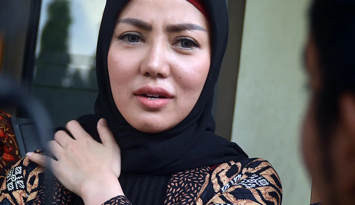 Bella Shofie dan Suryono menikah sejak 10 Mei 2015. Seminggu kemudian, keduanya menggelar resepsi mewah di Hotel Nusa Dua Bali. Merasa tidak cocok, Bella menggugat cerai, setelah itu Suryono juga menggugat cerai. (Deki Prayoga/Bintang.com)