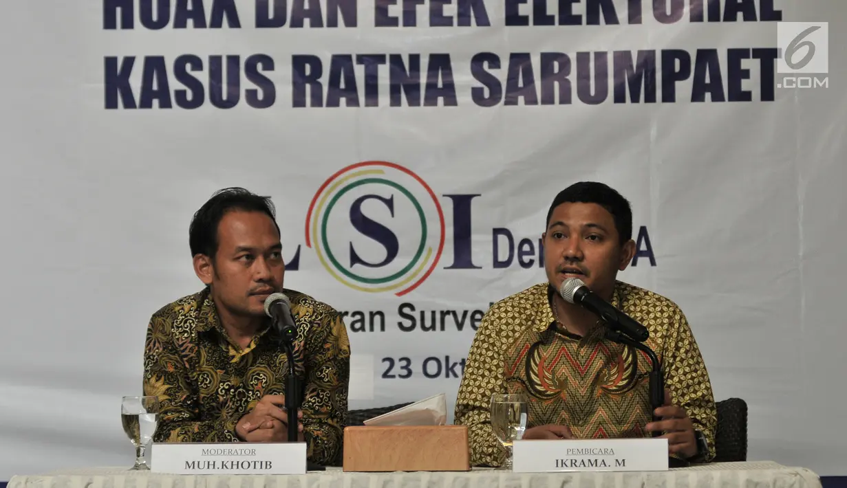 Peneliti LSI Denny JA, Ikrama M (kanan) didampingi moderator Muh Khotib saat merilis survei Elektoral dan Efek Kasus Ratna Sarumpaet di Jakarta, Selasa (23/10). (Merdeka.com/ Iqbal S. Nugroho)