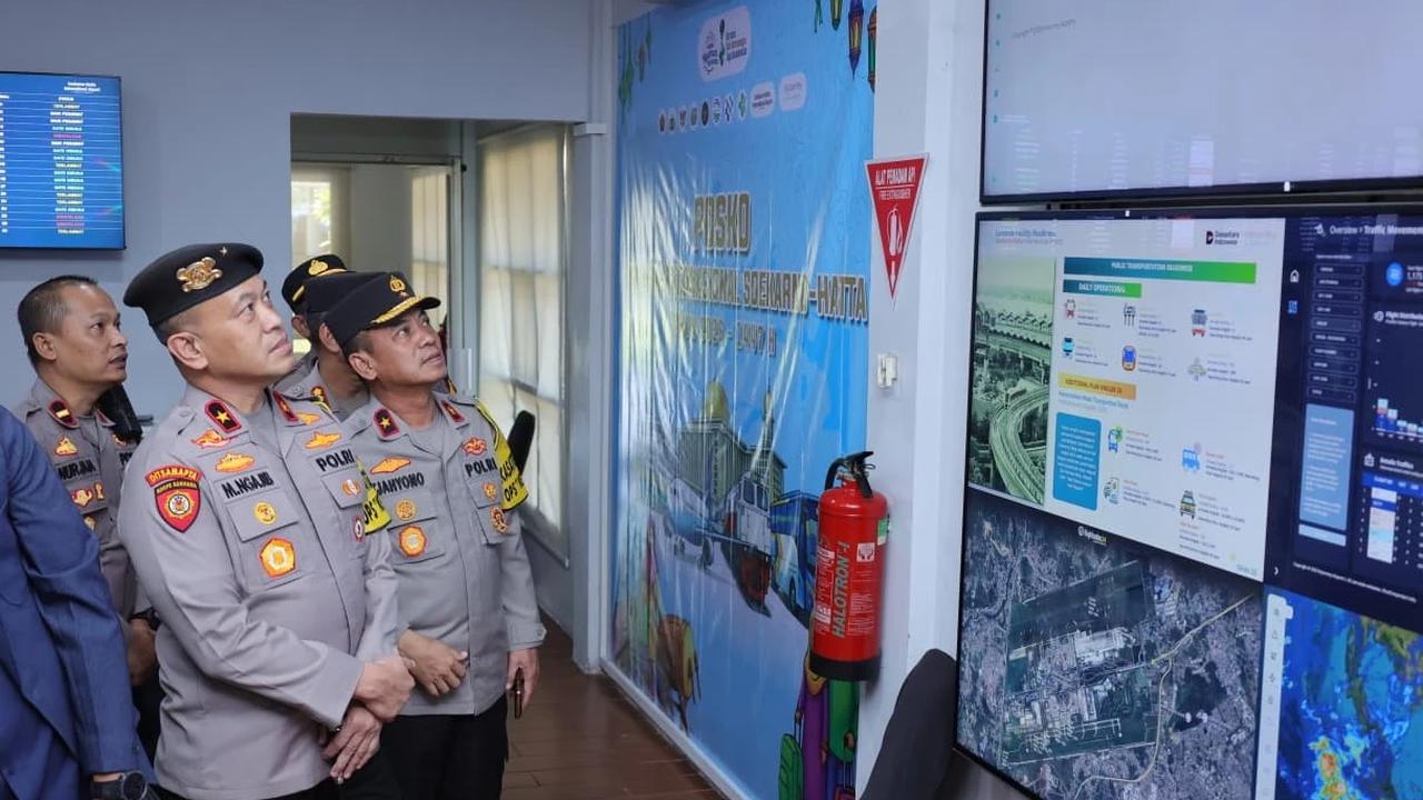 FOTO: Satgas Operasi Ketupat Tinjau Arus Mudik di Bandara Soekarno Hatta