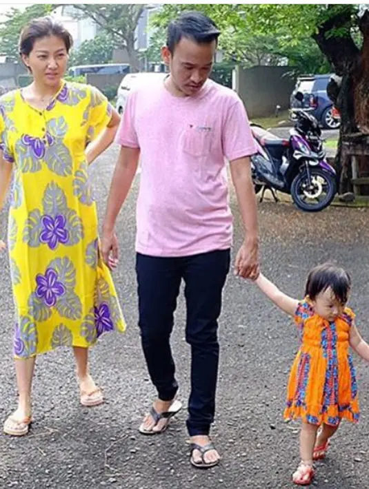 Sarwendah juga santai saat berjalan membeli sayuran. Istri Ruben Onsu itu juga tak segan mencuci baju tanpa menggunakan mesin cuci untuk baju buah hatinya, Thalia. (Instagram/ruben_onsu)