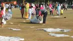 Waktu yang Tunggu  bagi Pemulung koran di Alun-alun Wates Kulon Progo. Setelah ditinggalkan  penggunanya, koran-koran bekas yang berserakan,  langsung diserbu oleh belasan pemulung koran.