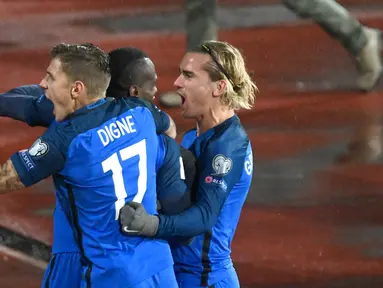 Pemain timnas Prancis, Blaise Matuidi dan rekan setimnya merayakan gol ke gawang Bulgaria pada laga Kualifikasi Piala Dunia 2018 zona Eropa Grup A di Stadion Vasil Levski, Sabtu (7/10). Les Bleus unggul 1-0 lewat gol Blaise Matuidi (Nikolay DOYCHINOV/AFP)