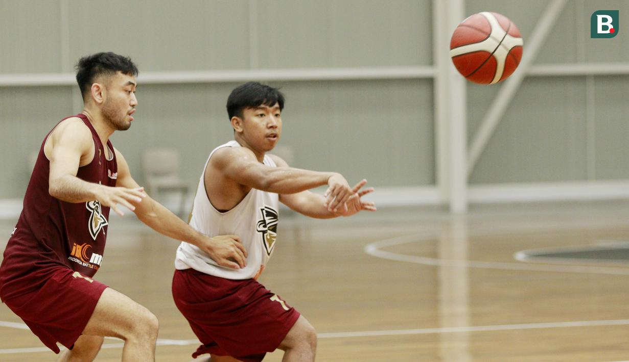Pebasket West Bandits, Rioga Deswara (kanan) diajaga Widyanta Putra Teja saat latihan di Aim High Stadium, Tangerang, Kamis (20/5/2021). Latihan tersebut merupakan persiapan jelang melakoni laga babak play-off IBL 2021. (Bola.com/M Iqbal Ichsan)