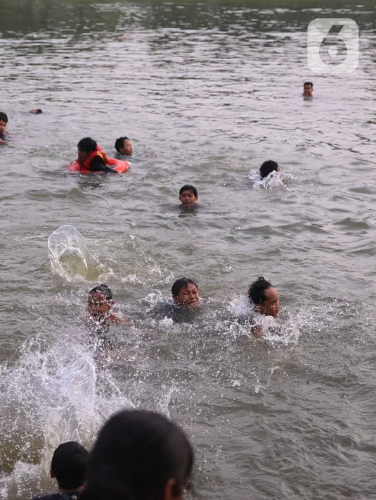 Warga  saat mengikuti keramas bersama di bantaran sungai Cisadane di kawasan Babakan, Kota Tangerang, Jumat (1/4/2022). Keramas bersama merupakan tradisi warga yang berada dikawasan tersebur sebagai simbol membersihkan diri untuk menyambut bulan Ramadhan. (Liputan6.com/Angga Yuniar)