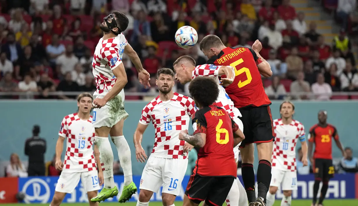 Bek Belgia, Jan Vertonghen melakukan sundulan saat mencoba mencetak gol ke gawang Kroasia pada pertandingan grup F Piala Dunia 2022 di Stadion Ahmad Bin Ali di Al Rayyan, Qatar, Kamis (1/12/2022). Hasil imbang ini membuat Kroasia finis posisi kedua dan lolos ke babak 16 besar bersama Maroko. (AP Photo/Ricardo Mazalan)