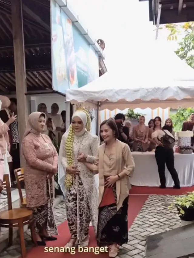 Potret Prilly Latuconsina Jadi Pengiring Pengantin di Nikahan Fans