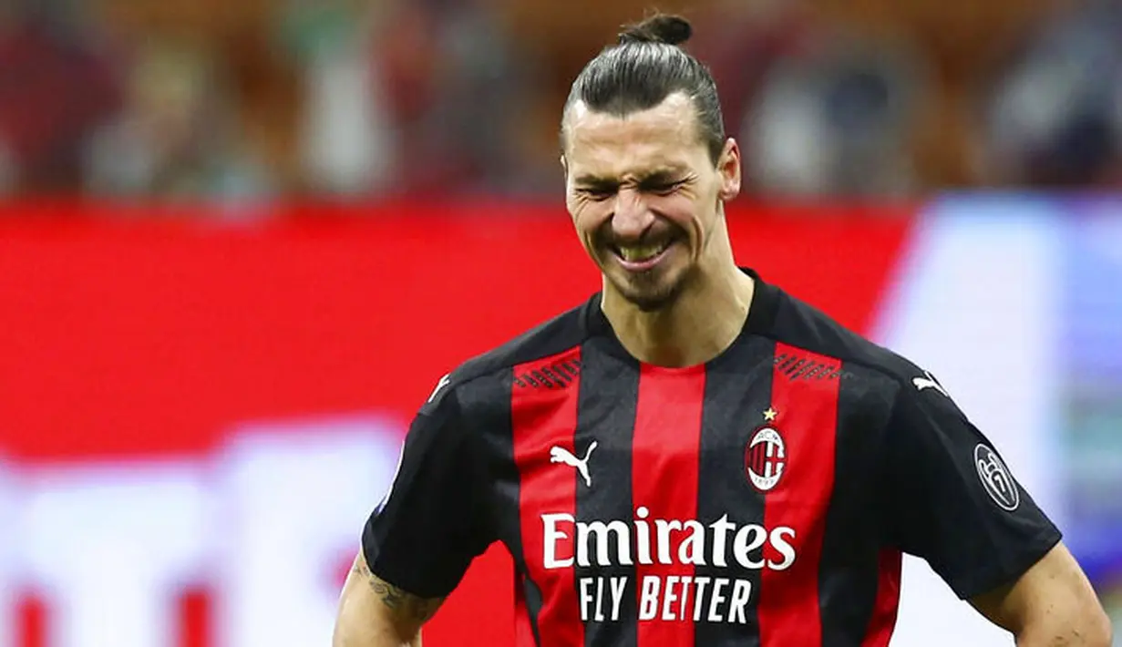 Zlatan Ibrahimovic - Pemain veteran asal Swedia itu diprediksi tidak akan melakoni laga perdana di ajang Serie A. Ia masih menjalani pemulihan usai mendapatkan cedera di lutut kirinya ketika berlaga melawan Juventus di Serie A pada 9 Mei lalu. (Foto: AP/Antonio Calanni)