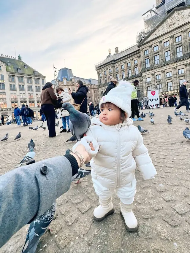 Momen menggemaskan Cunda saat berlibur di Belanda. (credit:instagram.com/dek_cunda)