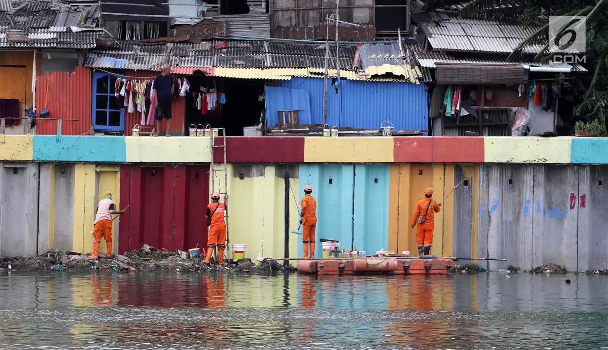 Petugas Penanganan Prasarana dan Sarana Umum (PPSU) mengecat "sheet pile" danau Sunter di Sunter Jaya, Jakarta, Kamis (22/3). Pengecatan ini untuk mengubah kesan kumuh sehingga menjadi indah dan nyaman dipandang mata. (Liputan6.com/Arya Manggala)