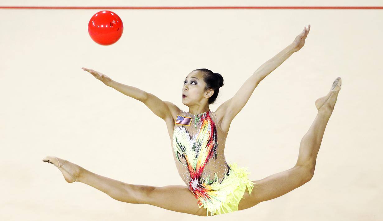 Pesenam AS, Laura Zeng, saat beraksi di nomor senam ritmik Pan Am Games 2015 di Toronto, Kanada. (19/7/2015). (AP Photo/Mark Humphrey)