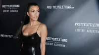 Kourtney Kardashian berpose saat menghadiri peluncuran PrettyLittleThing By Kourtney Kardashian di Los Angeles, California (25/10). Model 38 tahun ini tampil seksi dengan balutan gaun hitam super ketat. (Rich Fury/Getty Images/AFP)