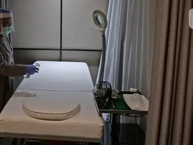 Perawat sedang menyemprotkan cairan disinfektan di salah satu ruang di klinik kecantikan ERHA, Jakarta, Jumat (19/06/2020). Perawatan wajah dengan protokol kesehatan tetap menjadi prioritas klinik kecantikan di era new normal saat pandemi COVID-19. (Liputan6.com/Herman Zakharia)