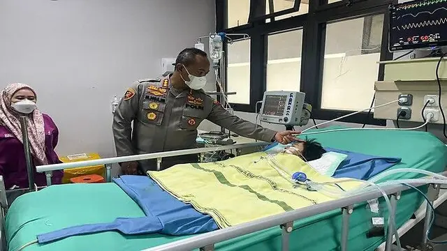 Kapolrestabes Palembang Kombes Pol. M.Ngajib, saat mengunjungi Dania, bayi korban lakalantas Simpang Dogan, Senin (23/01/2022). (ISTIMEWA)