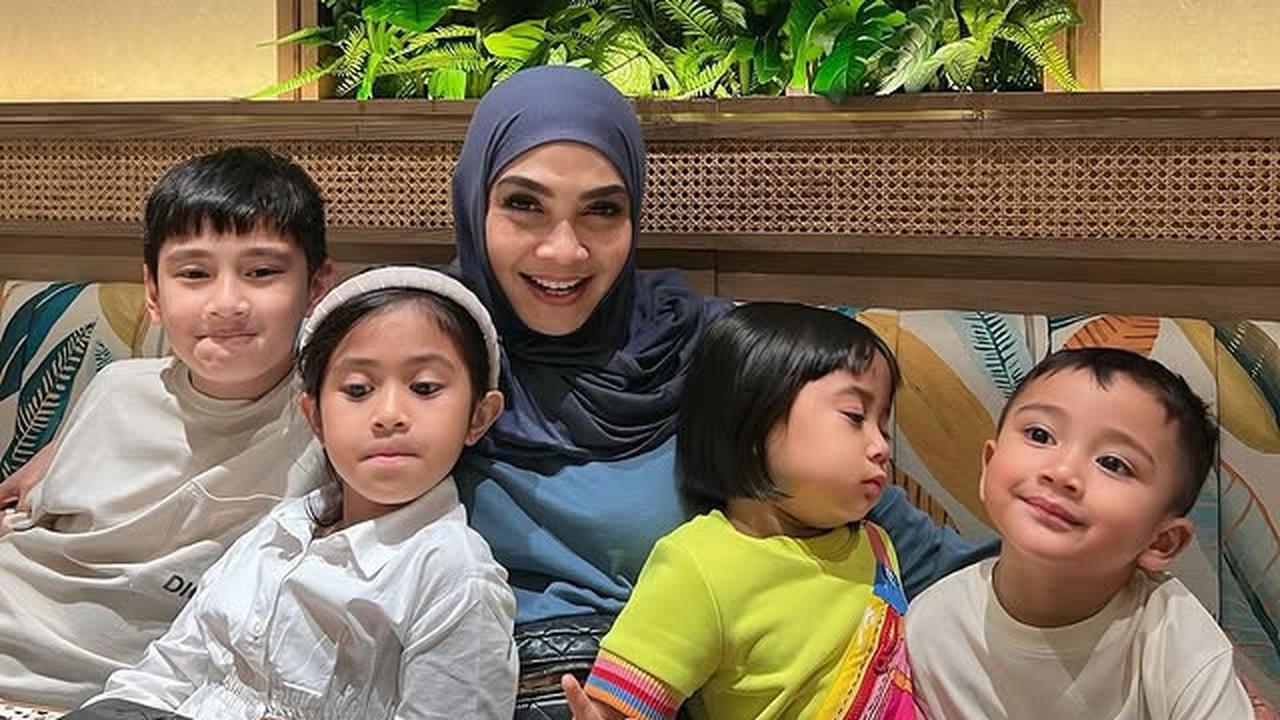 7 Potret Rieta Amilia Bersama Cucu-Cucu Kesayangan, Ajak Jalan-Jalan ke Mall