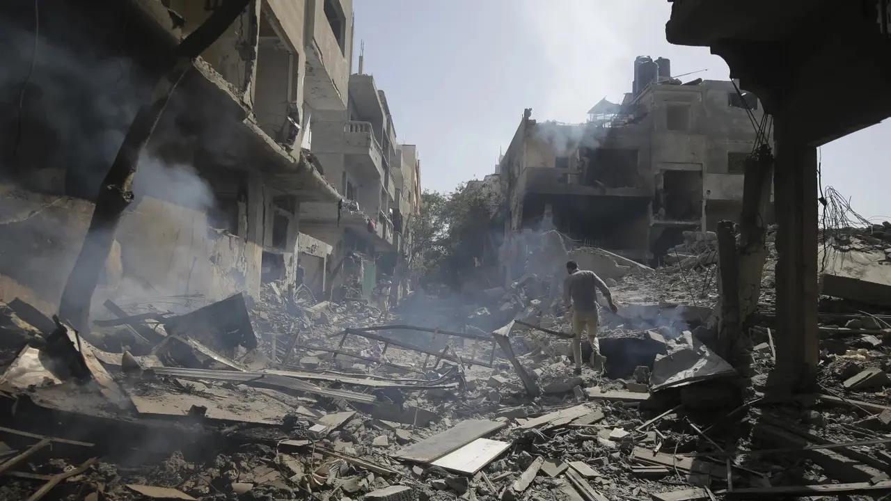 Dampak serangan Israel ke kamp pengungsi Nuseirat di Gaza. (AP/Jehad Alshrafi)