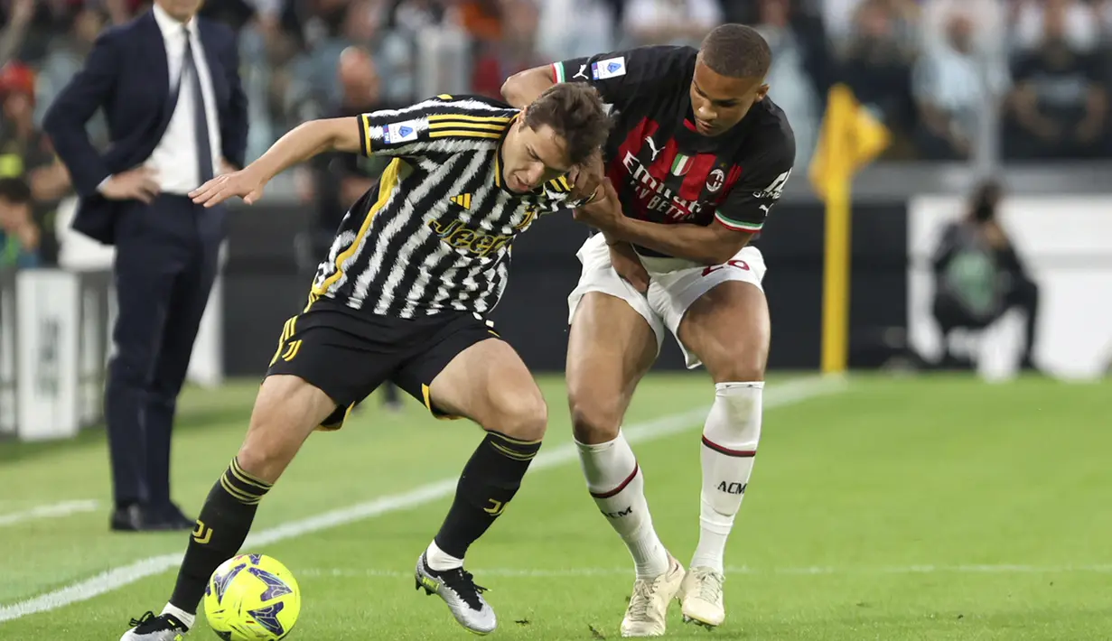 Striker Juventus, Federico Chiesa (kiri) menguasai bola di bawah tekanan bek AC Milan, Malick Thiaw pada laga pekan ke-37 Liga Italia 2022/2023 di Allianz Stadium, Turin, Senin (29/5/2023) dini hari WIB. (LaPresse via AP Photo/Tano Pecoraro)