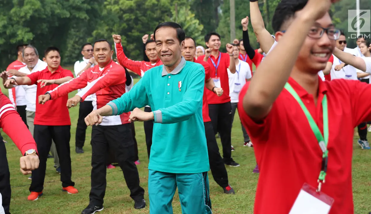 Presiden Joko Widodo (Jokowi) saat ngikuti gerakan senam pagi bersama di halaman Istana Bogor, Jawa Barat, Sabtu (12/8). (Liputan6.com/Angga Yuniar)