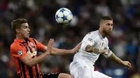 Bek Real Madrid, Sergio Ramos (kanan) berebut bola dengan pemain Shakhtar Donetsk, Oleksandr Hladkyi, di laga Grup A Liga Champions yang berlangsung di Stadion Santiago Bernabeu, Madrid, Spanyol. Rabu (16/9/2015) dini hari WIB. (AFP Photo/Javier Soriano)