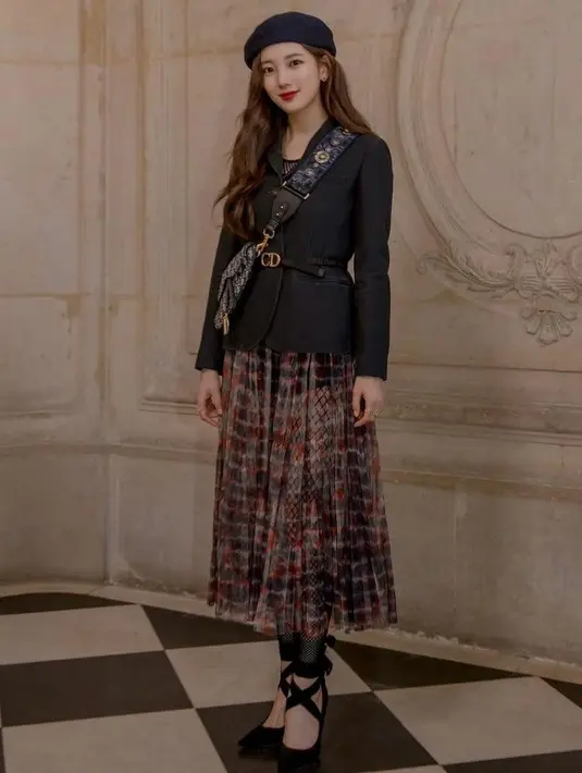 Hadiri Dior AW 19, mantan girl group “Miss A” ini tampil anggun berbalut blazer dan print tutu skirt. Tak lupa ia juga menambahkan aksesori berupa baret cap dan belt pada pinggangnya. . (Instagram/ skuukzky)