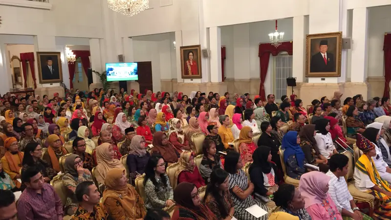 Presiden Joko Widodo atau Jokowi bersilaturahmi dengan Perempuan Arus Bawah Bersama Memperkuat Bangsa di Istana Negara, Jakarta, Rabu (6/3/2019).