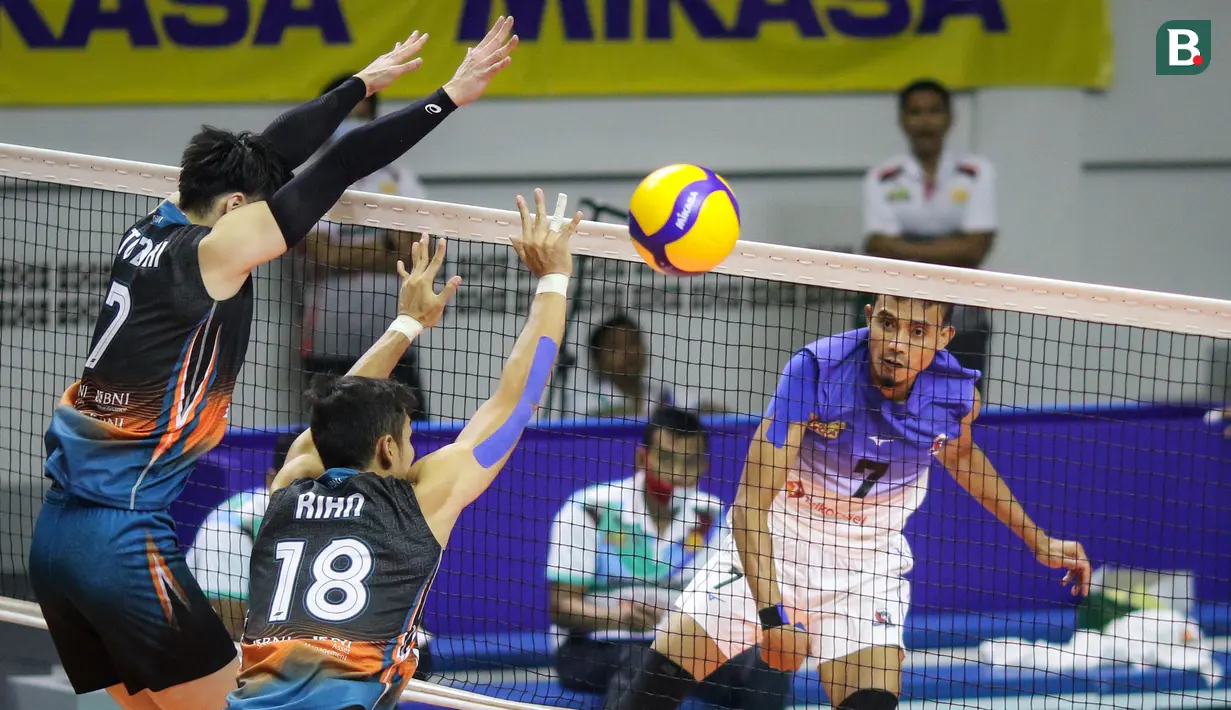 Pemain Surabaya Bhayangkara Samator, Samsul Kohar (kanan) melakukan spike ke arah tim Jakarta BNI 46 saat laga lanjutan PLN Mobile Proliga 2022 di GOR Padepokan Voli Jenderal Polisi Kunarto, Bogor, Jumat (14/01/2022). (Bola.com/Bagaskara Lazuardi)
