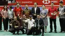 Presiden RI, Joko Widodo, foto bersama saat peresmian Istora Senayan, Selasa (23/1/2018). Setelah direnovasi Istora kini berkapasitas 7.120 penonton dan memiliki kursi dan pencahayaan yang lebih baik. (Bola.com/M Iqbal Ichsan)