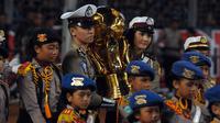 Ricca Khalmas, polisi wanita cantik pembawa trofi Torabika Bhayangkara Cup 2016 (Instagram)