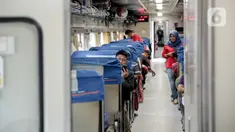 Calon penumpang berada di dalam kereta di Stasiun Pasar Senen, Jakarta, Senin (30/12/2019). PT KAI Daerah Operasi I mencatat sebanyak 23 persen tiket kereta api jarak jauh masih tersedia untuk masa angkutan Natal dan Tahun Baru 2020. (Liputan6.com/Faizal Fanani)