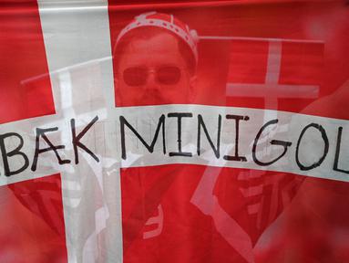 Seorang pendukung Denmark memegang bendera nasional selama pertandingan sepak bola perempat final UEFA EURO 2020 antara Republik Ceko dan Denmark di Stadion Olimpiade di Baku pada 3 Juli 2021. (AFP/Pool/Ozan Kose)