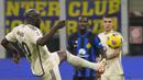 Pemain AS Roma, Romelu Lukaku (kiri) berusaha mengontrol bola saat pertandingan pekan ke-10 Liga Italia 2023/2024 melawan Inter Milan yang berlangsung di San Siro Stadium, Milan, Minggu (29/10/2023). (AP Photo/Antonio Calanni)