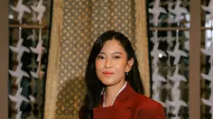 Dian Sastrowardoyo Bikin Beskap Makin Edgy, Dipadukan Ripped Jeans dan Tas Hermes