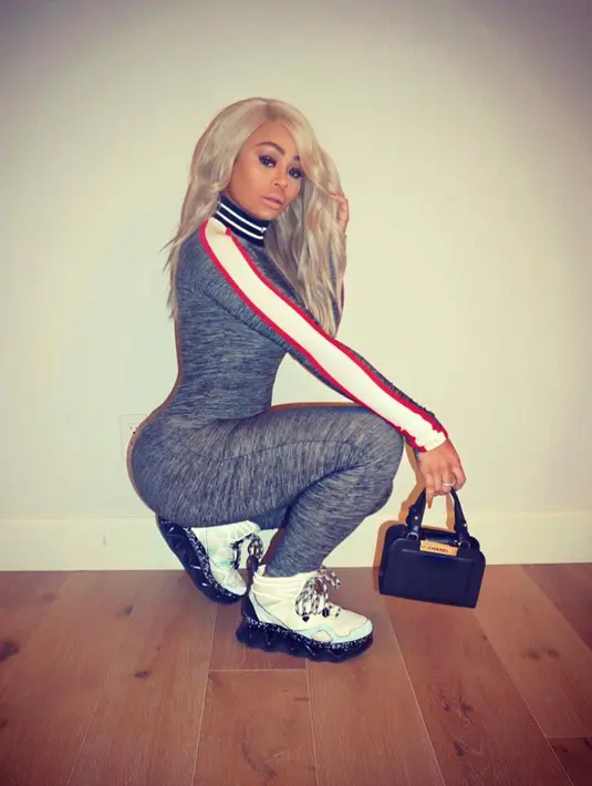 Dilansir dari HollywoodLife, Blac Chyna terlihat marah dan hampir melempar seseorang dengan mobil plastik mainan. (instagram/blacchyna)