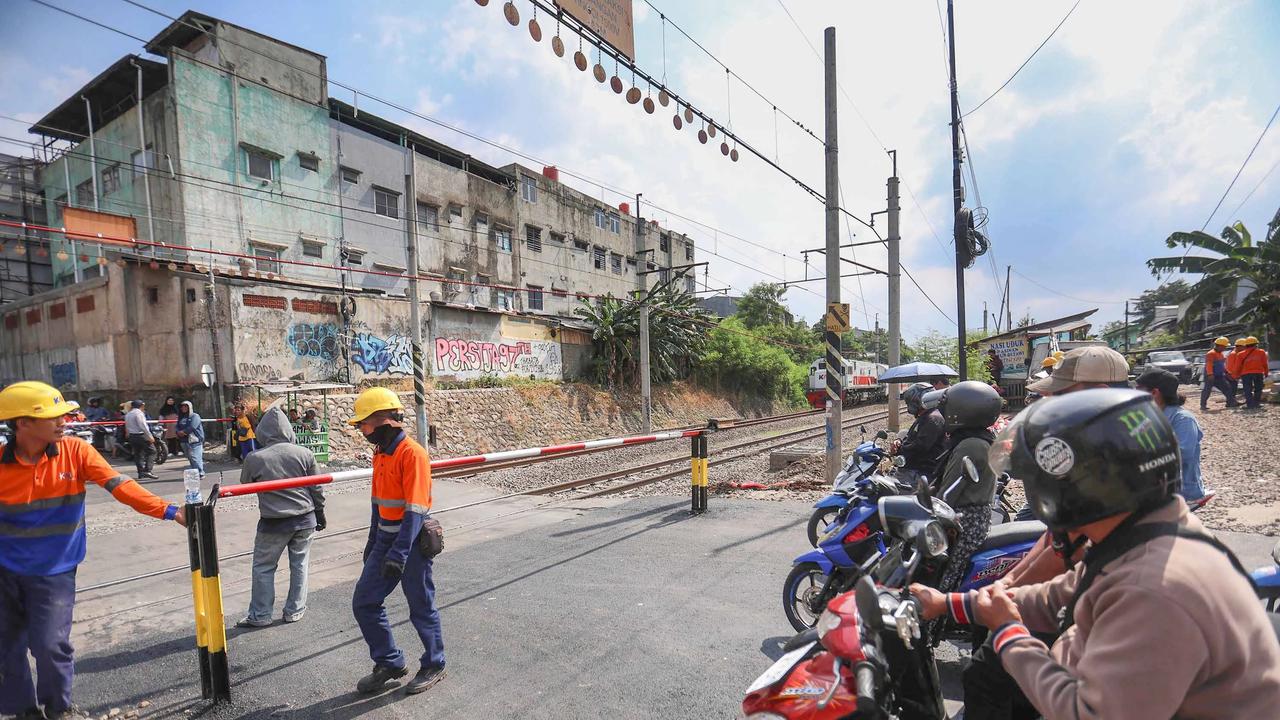 FOTO: Palang Pintu Manual Dipasang di Perlintasan Ampera Bekasi