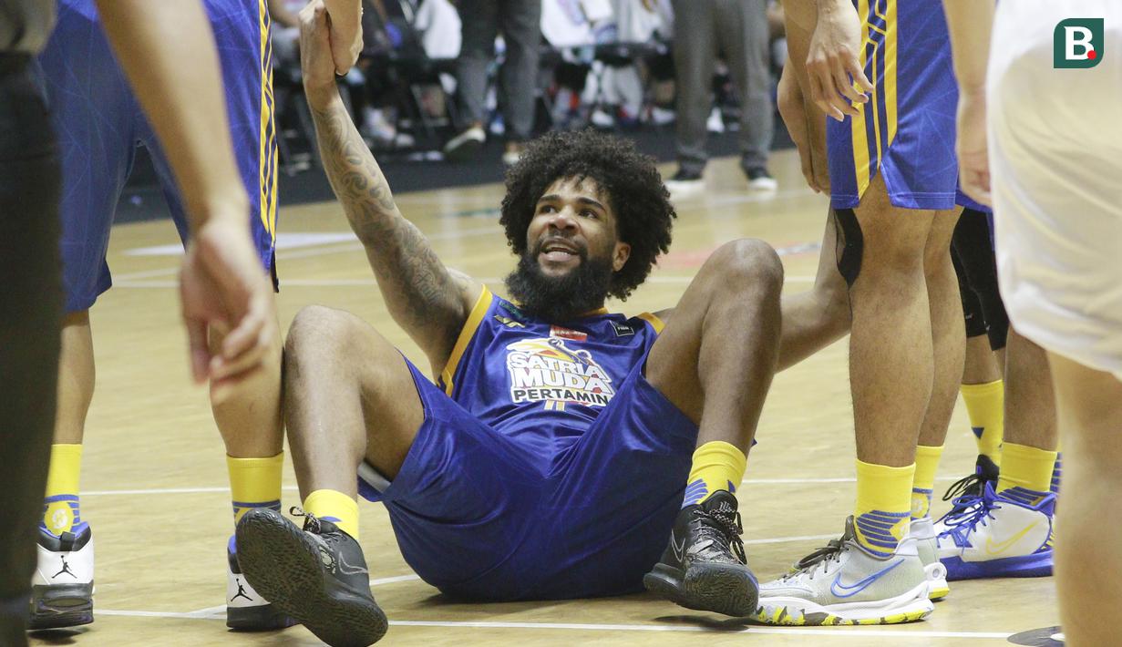 Pebasket Satria Muda Pertamina, Elijah Johad Foster, diangkat rekannya saat melawan Prawira Bandung pada laga IBL 2022 di Hall Basket GBK, Jakarta, Jumat (21/01/2022). Satria Muda menang dengan skor 68-66. (Bola.com/M Iqbal Ichsan)