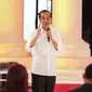 Calon presiden nomor urut 01 Joko Widodo atau Jokowi memberi paparannya dalam debat kedua Pilpres 2019 di Hotel Sultan, Jakarta, Minggu (17/2). Debat bertema energi, pangan, infrastruktur, SDA, dan lingkungan hidup. (Liputan6.com/Faizal Fanani)