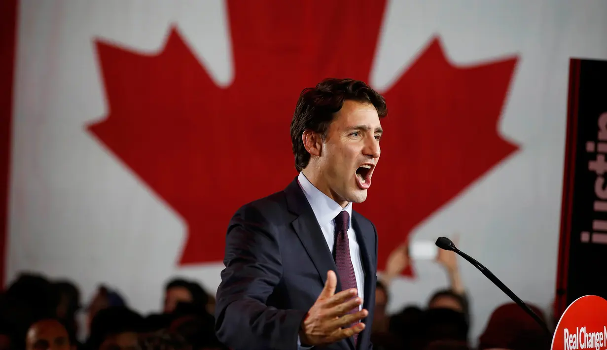 Pemimpin Partai Liberal, Justin Trudeau menyampaikan pidato kemenangannya usai pemilihan umum di Montreal, Quebec, Kanada, Senin (19/10). Trudeau mengakhiri kekuasaan sembilan tahun PM Stephen Harper dari Partai Konservatif. (REUTERS/Jim Young)