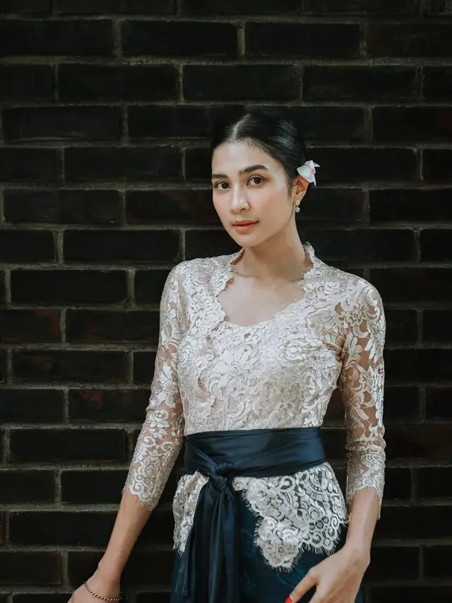 Pesona Mikha Tambayong Berkain Bali dan Kebaya (Instagram/@miktambayong)