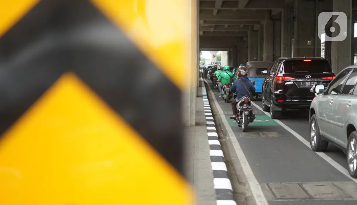 Kendaraan melintasi jalur sepeda di Jalan Fatmawati Raya, Jakarta Selatan, Kamis (21/11/2019). Mulai 20 November 2019, penindakan atau tilang diberlakukan kepada para penerobos jalur sepeda di Jakarta. (Liputan6.com/Immanuel Antonius)