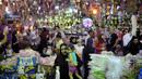 Warga memburu lampu fanus, lentera tradisional khas yang dijual selama Ramadan, di distrik Saida Zeinab, Ibu Kota Kairo, 29 Mei 2016. Muslim Mesir hingga saat ini menjadikan lampu fanus sebagai hiasan rumah setiap bulan Ramadan. (MOHAMED EL-Shahed /AFP)