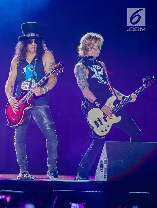 Gitaris Guns N' Roses, Slash dan Bassis, Duff McKagan saat tampil pada konser Guns N' Roses “Not In This Lifetime” Tour in Jakarta 2018 di Stadion Gelora Bung Karno, Jakarta, Kamis (8/11). (Liputan6.com/Faizal Fanani)
