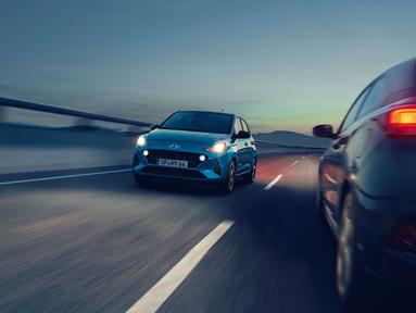 Hyundai i10 bersaing dengan Fiat Panda dan Suzuki Swift. Untuk pasar Eropa, Hyundai i10 diberikan dua pilihan mesin, yaitu mesin diesel dan turbo. Mesin diesel 1.000cc 3-silinder T-GDi dengan tenaga 100 PS dan torsi 172 Nm, serta mesin bensin 1.200cc 4-silinder MPi yang menghasilkan 84 PS dengan torsi 118 Nm. (Source: hyundai.co.uk)