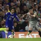 Bek Chelsea Marc Cucurella berebut bola dengan penyerang Red Bull Salzburg Benjamin Sesko dalam matchday Grup E Liga Champions di Stamford Bridge, Kamis (15/9/2022) dini hari WIB. Chelsea hanya mampu bermain imbang 1-1 dengan RB Salzburg. (AP Photo/Leila Coker)