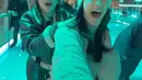 Syifa Hadju memberanikan diri mencoba ice skating di sebuah skating park di Somerset House, London [@syifahadju]